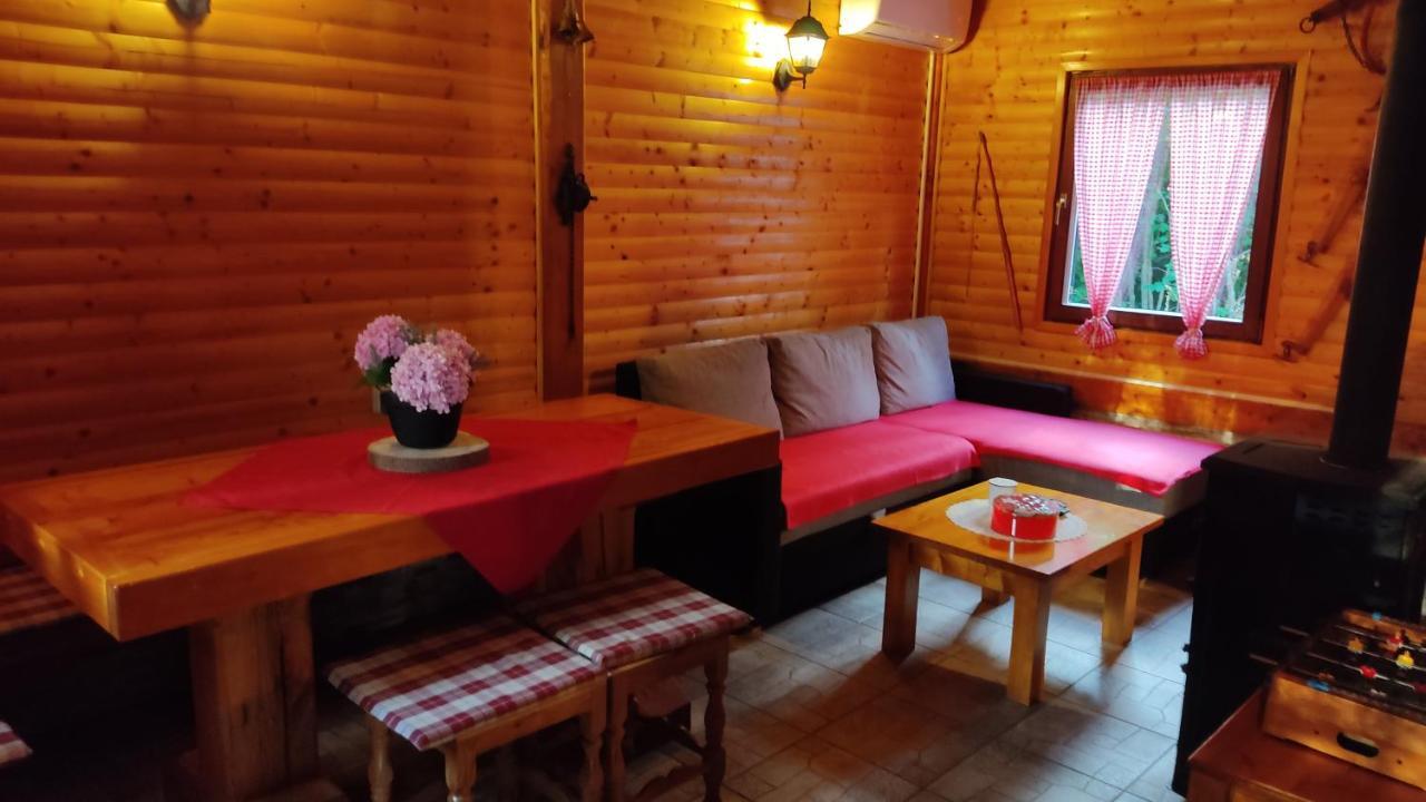 Villa Kuca Za Odmor "Med Strmci" à Zlobin Extérieur photo